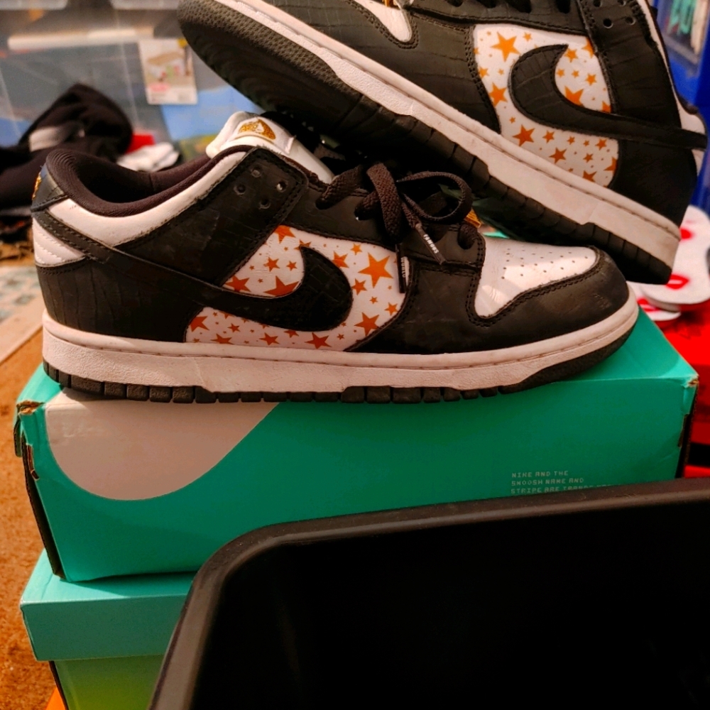 Nike dunk low supreme black stars